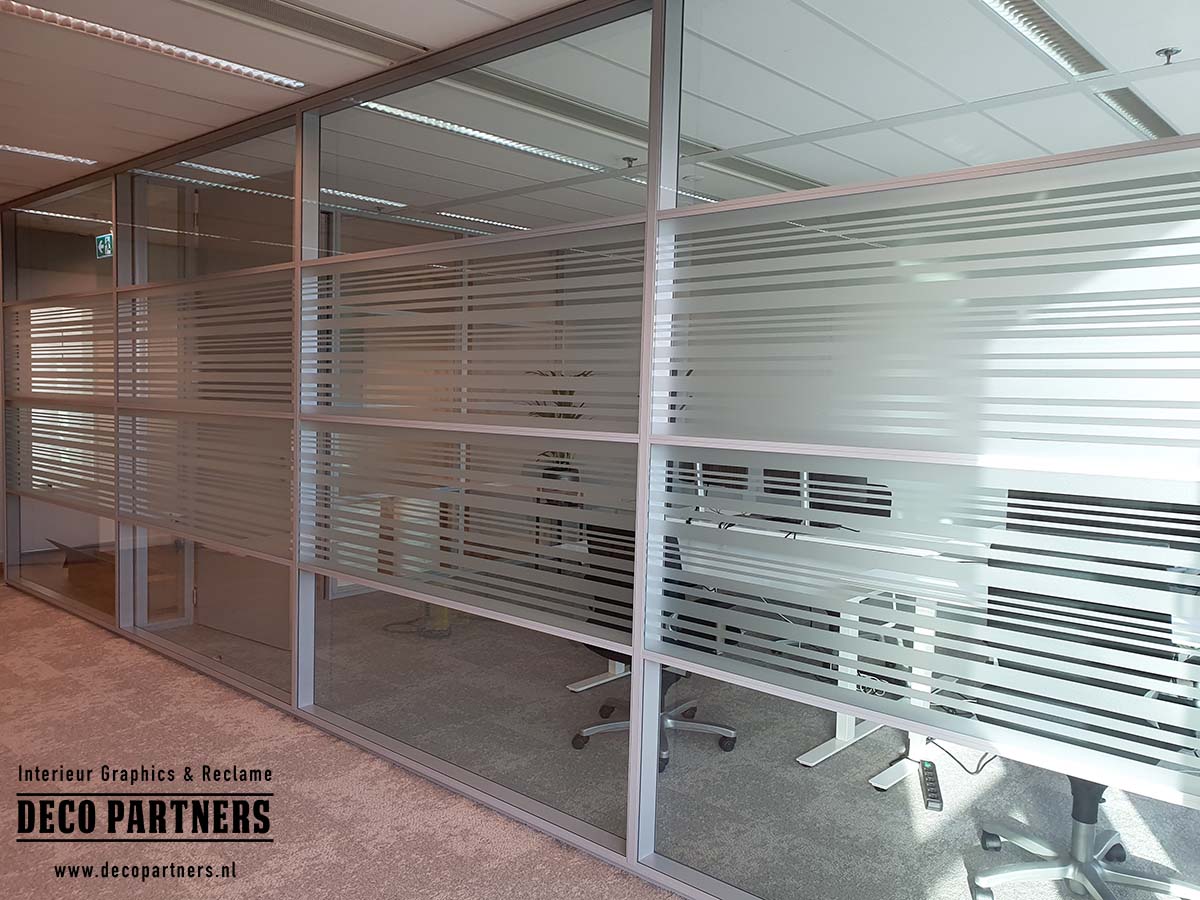 Glazen kantoorwand met horizontale stroken zandstraalfolie voor privacy en behoud van daglicht.