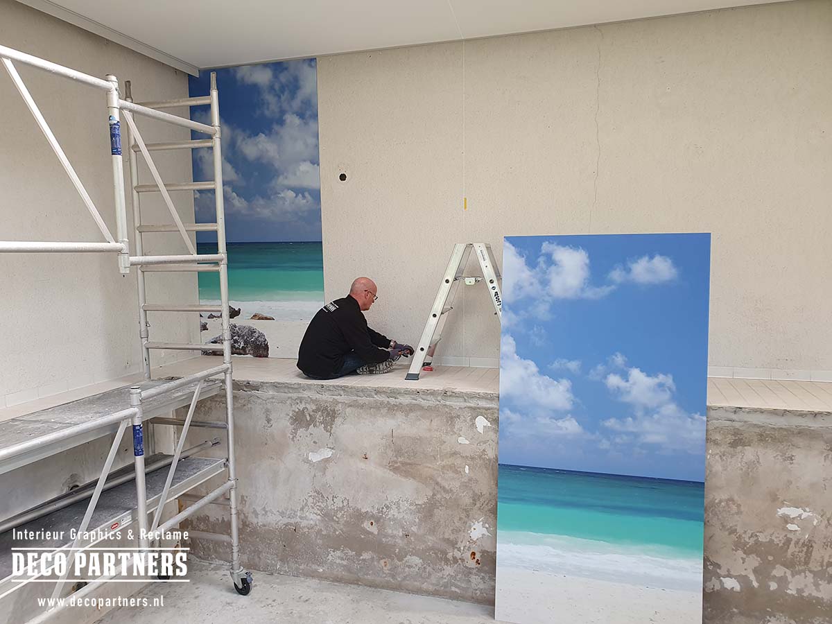 Montage van aluminium sandwichpanelen met tropische fotoprint in zwembad