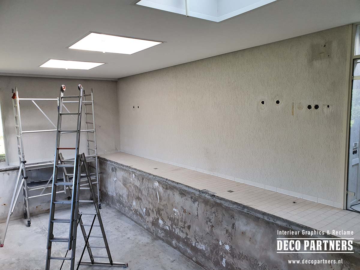 Beschadigde oude wand van zwembad voor plaatsing van aluminium fotopanelen