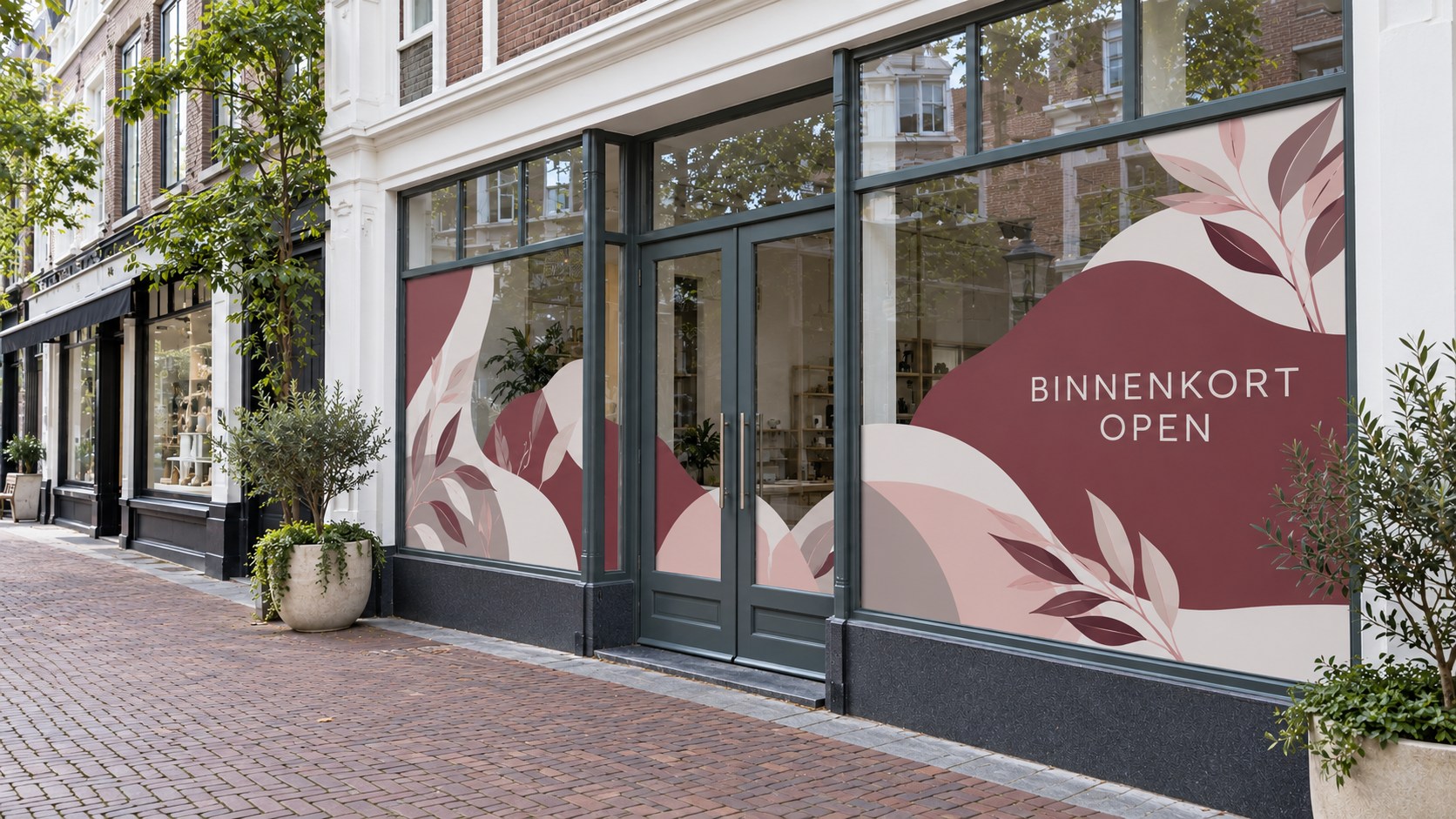 Tijdelijke raamfolie met een botanisch ontwerp en de aankondiging Binnenkort open op een winkelpui.